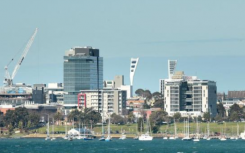 Geelong的天际线上有四台起重机作为建筑物的繁荣