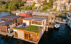 高档的浮动住宅有一个绿色的屋顶和一个秘密的水下巢穴