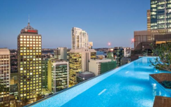 北悉尼公寓设有无边泳池