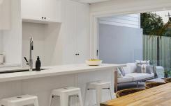 黄金海岸混合房屋融合了昆士兰汉普顿和沿海设计