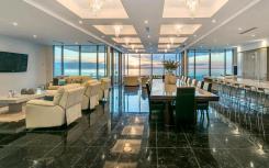 Tennyson的三层海滨豪宅在拍卖会上以520万美元的价格出售