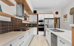 三卧室房屋位于一栋拥有时尚现代设计的老房子街道