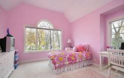 这个家庭不寻常的手绘和非常粉红色的室内装饰引起了人们的注意