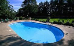 在一些地方 一个游泳池可能会使房屋的销售价格提高至六位数