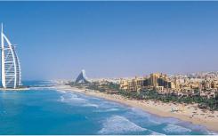 在迪拜的朱美拉海滩住宅海岸线附近的人造岛上有698间一至四间卧室的公寓