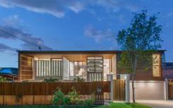 悉尼西部郊区Box Hill的一套三居室砂岩棚屋已经上市出售