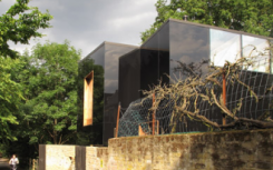 黑色玻璃幕墙映照了IanMcChesney在伦敦南部住宅的风光