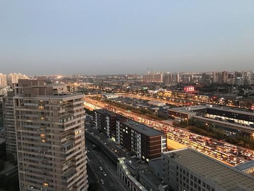 北京市如何保障常住外来人口享有相应的基本公共服务