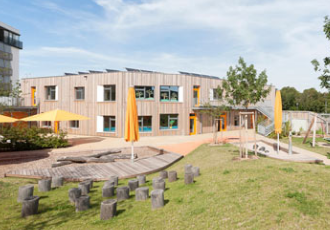 BehnischArchitekten设计的铺有木地板的幼儿园在新的住宅区开业