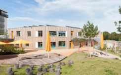 BehnischArchitekten设计的铺有木地板的幼儿园在新的住宅区开业