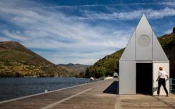 葡萄牙北部水坝边缘栖息了一对山墙小屋以提供公共船屋和咖啡馆