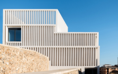 TuñónArquitectos向当代艺术博物馆HelgadeAlvear添加了白色混凝土画廊