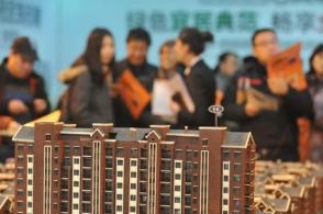 深圳再次上演抢房大战 从10日起就有购房者在营销中心外大排长龙