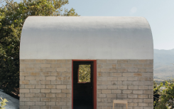 纳索建筑工作室在墨西哥乡村的一个斜坡上建造了一座浅土砖瓦的房子