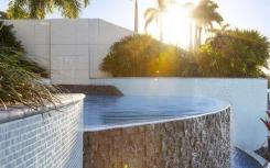 Sanctuary Cove住宅内的游泳池在2010年获得了该州的最佳设计奖