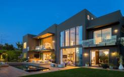 Chrissy Teigen以近2400万美元的价格列出了比佛利山庄豪宅