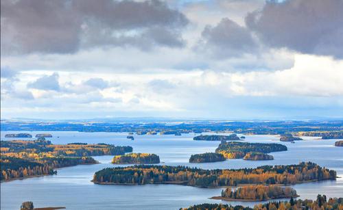 芬兰群岛国家公园边缘的五英亩岛屿上建造了一座自给自足的避暑别墅