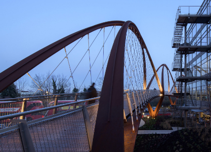 有用的工作室创建拱形的耐候钢奇斯威克公园行人天桥