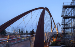 有用的工作室创建拱形的耐候钢奇斯威克公园行人天桥