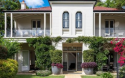 悉尼大学以900万澳元的价格将伍拉拉豪宅卖给了娜奥米特里古博夫特拉弗
