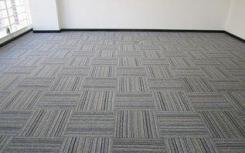 地毯的铺置使得屋室空间在地面得以延展