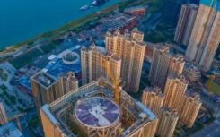 河西第一高楼的湘江财富金融中心以328米的高度刷新了河西天际线