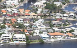 一份新的报告显示购房者愿意为黄金海岸的水上房屋支付68%的溢价