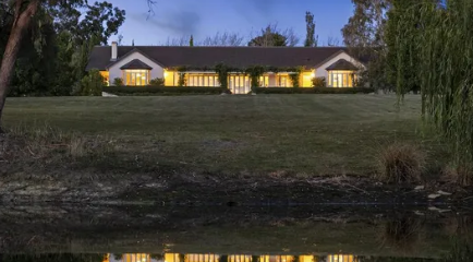 豪顿最受欢迎的住宅坐落在郁郁葱葱的草坪上