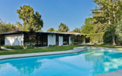 歌手哈尔西以358万澳元的价格列出了本世纪中叶的洛杉矶房屋