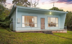 Waratah Bay经典澳大利亚纤维海滩小屋出售