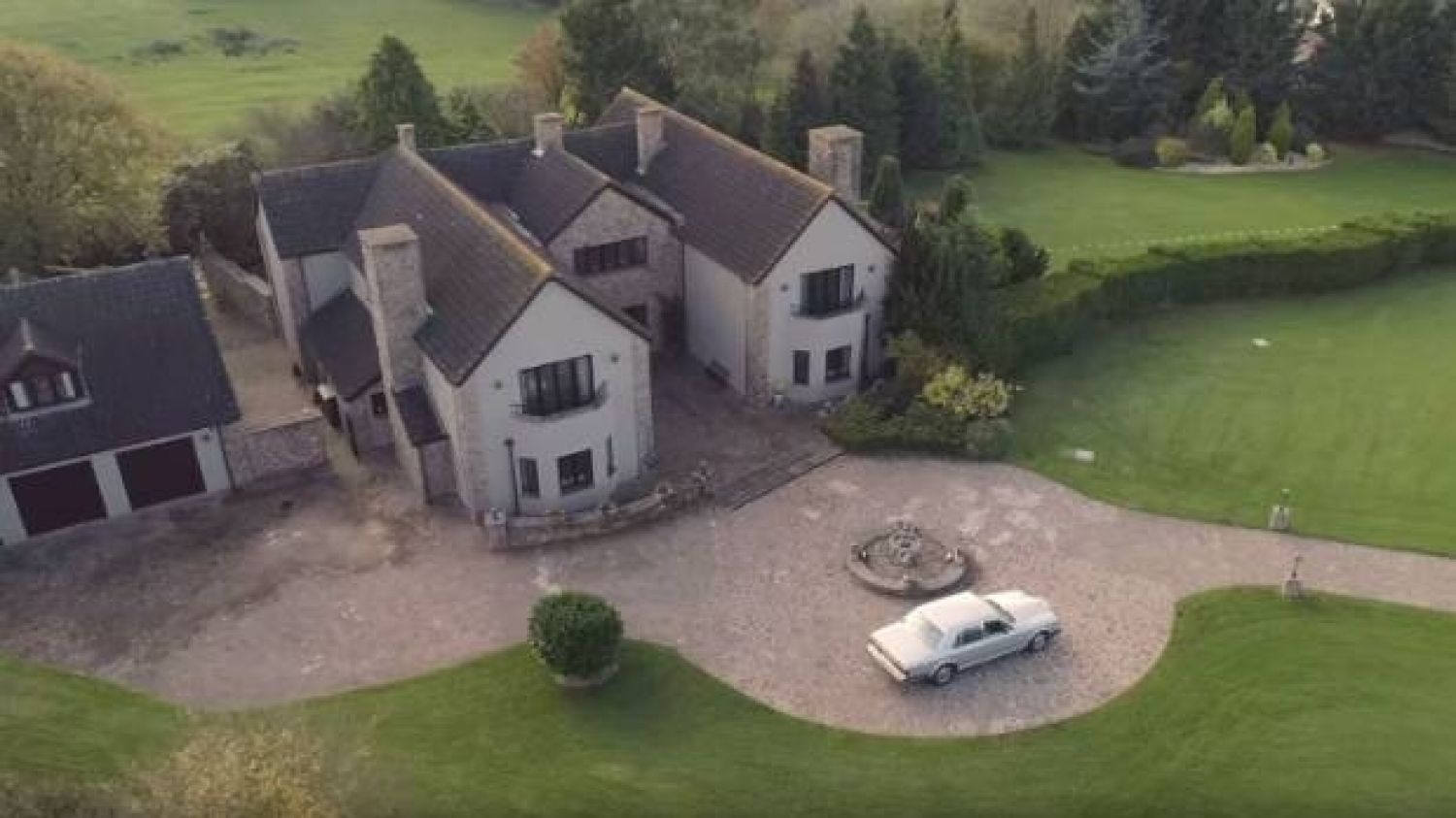 一位百万富翁以400万美元买下了一栋配有游泳池和高尔夫球场的豪宅
