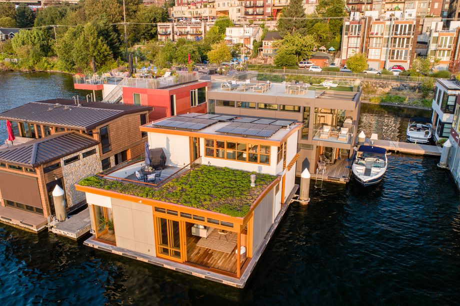 高档的浮动住宅有一个绿色的屋顶和一个秘密的水下巢穴