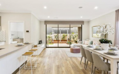 Fairmont Homes的两层高的Parkview 27是专为狭窄街区设计的
