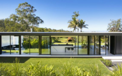 Noosa Hinterlands的室内户外豪华设施