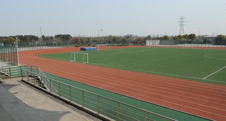 到2022年重庆市人均体育场地面积达到1.8平方米