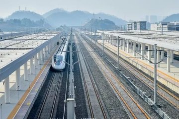 成都至贵阳高速铁路昨日开始全线铺轨