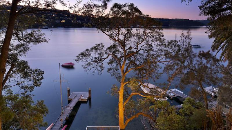 悉尼的一个家有浮桥和海港的景色