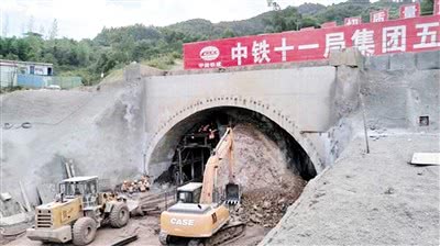 两江新区龙兴工业开发区一横线跨御临河大桥主体顺利合龙