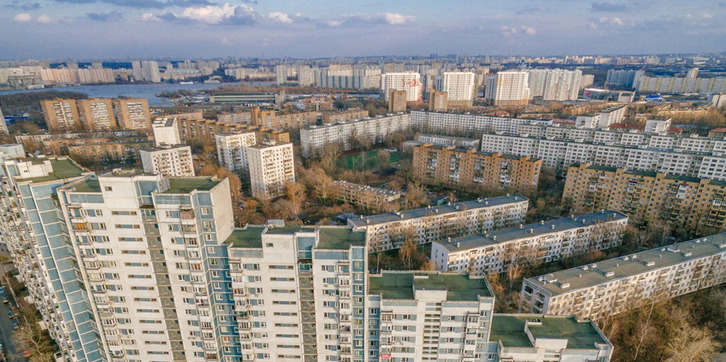 在莫斯科 一半的公寓销售员的价格过高