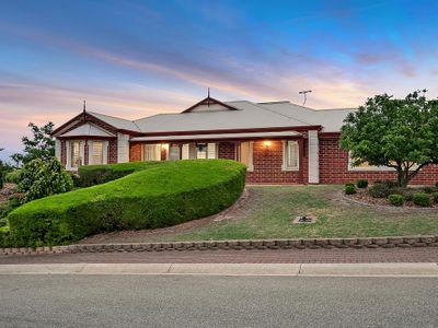 Noarlunga Downs酒店坐落在占地943平方米