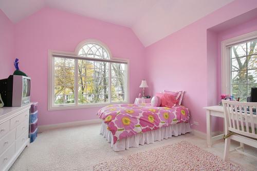 这个家庭不寻常的手绘和非常粉红色的室内装饰引起了人们的注意
