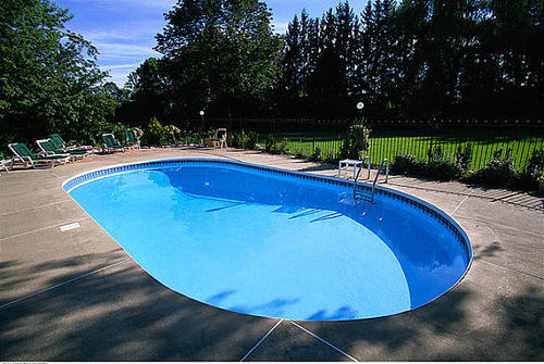 在一些地方 一个游泳池可能会使房屋的销售价格提高至六位数