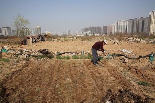 一些住宅建筑商正在远离郊区和农村地区的未开发土地