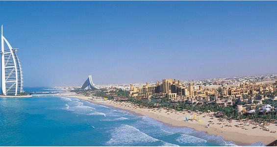 在迪拜的朱美拉海滩住宅海岸线附近的人造岛上有698间一至四间卧室的公寓
