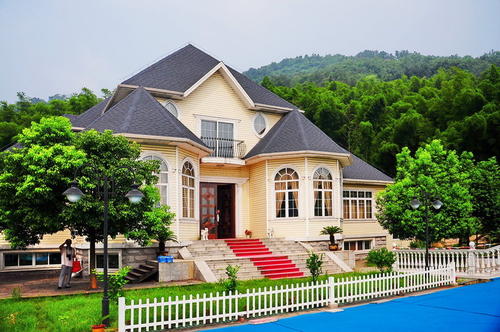 莎朗·斯通以899.5万美元的价格出售比佛利山庄的房屋