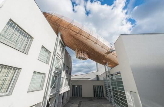 巨型木制飞艇实际上是布拉格博物馆的阅览室