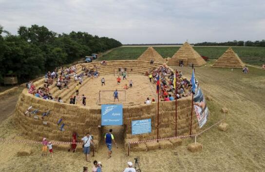 俄罗斯农民建秸秆足球场以模拟世界杯场地费用