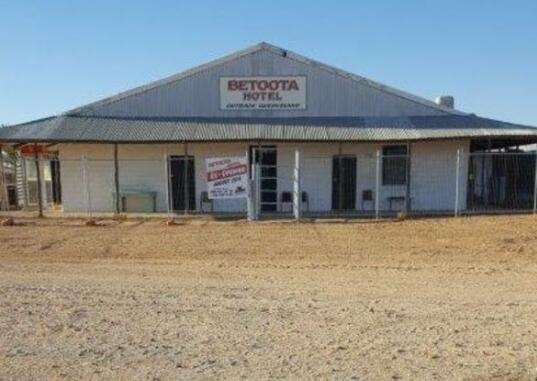 昆士兰内陆的Betoota酒店在啤酒到达前一个月重新开放