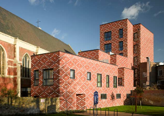马修劳埃德在19世纪的伦敦教堂附近建造了装饰砖房