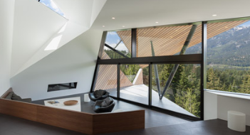 PatkauArchitects在惠斯勒滑雪场旁边设计带有陡峭倾斜屋顶的小屋